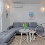 New And Chic Place Near Old Town Of Apartamento Trogir