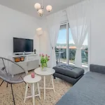 New And Chic Place Near Old Town Of Apartment