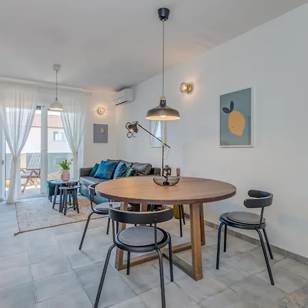 Апартаменты New And Chic Place Near Old Town Of